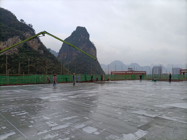 风雨操场食堂屋面层混凝土浇筑现场。陈志健 摄.jpg
