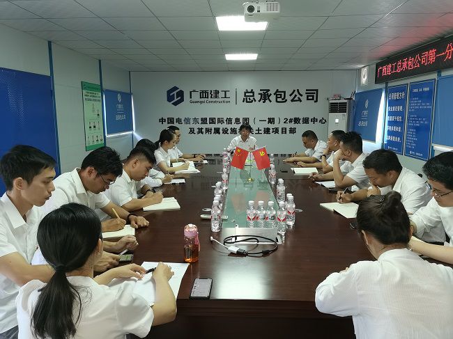 上党课现场。韦文 摄（建图）.jpg