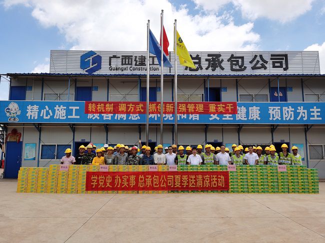 送清冷活动。韦文 摄（建图）.jpg