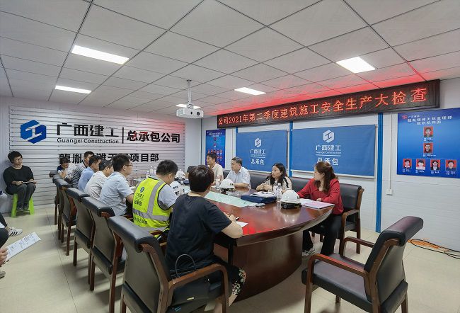 张强在龙胤银滩天机项目召开安全查抄总结会。李玲玲 摄（建图).jpg