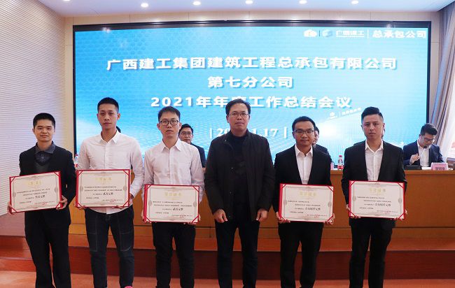陈祖训为获奖职工宣告证书。周煜川 摄（建图）.jpg
