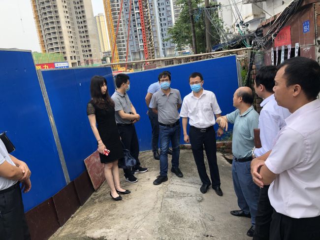 走访周边人民。龚媚媚 摄（建图）.jpg