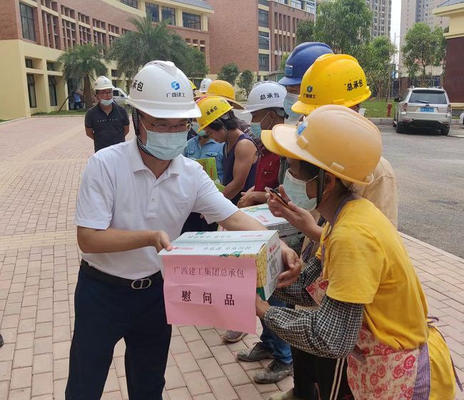 发放慰问品 。彭永彬 摄（建图）.jpg