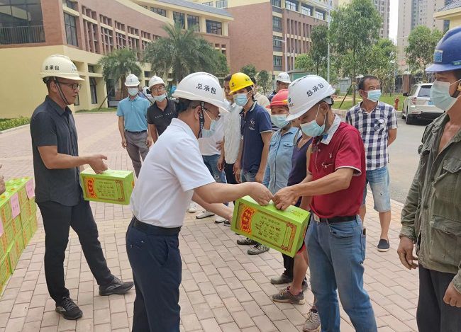发放慰问品。彭永彬 摄（建图）.jpg