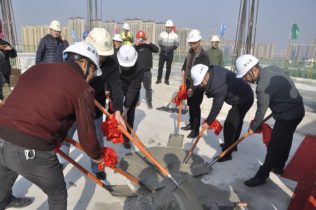 陆烜（右一）与现场嘉宾共同为项目封顶浇筑混凝土。王瑾贞 摄（建图）.jpg