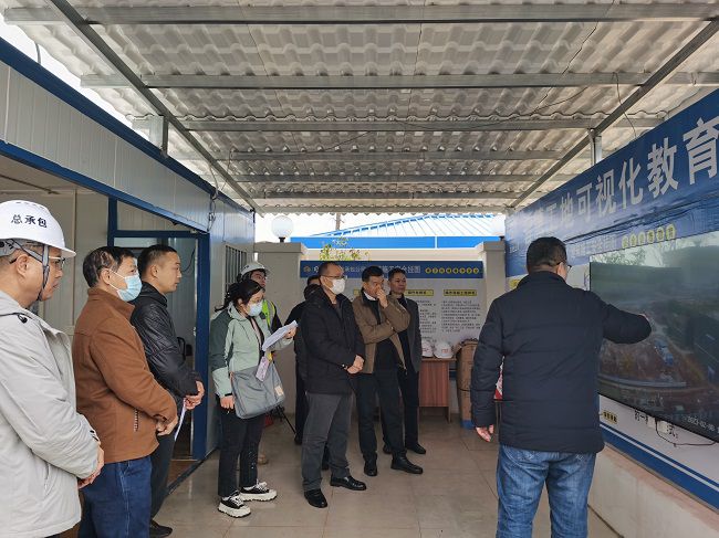 听取项目情况汇报。彭强 摄（建图）.jpg