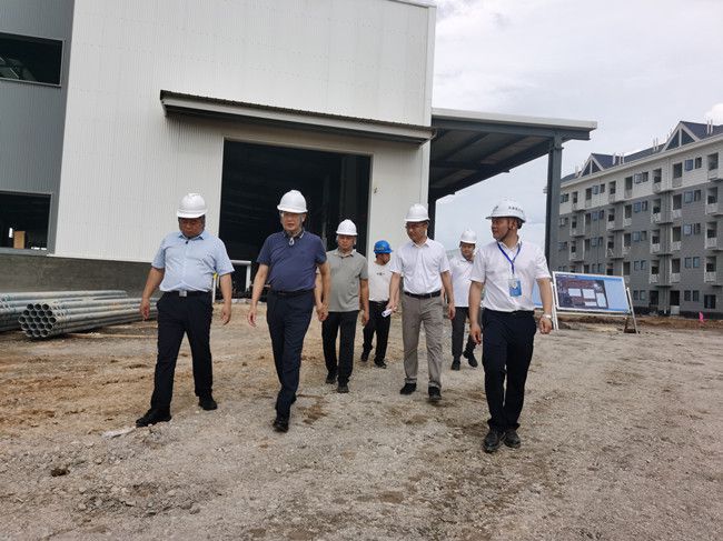 何朝建在项目现场；蒲茉笊悖ńㄍ迹.jpg