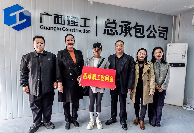慰问难题职工蓝丽丽。郭奎君摄（建图0）.jpg